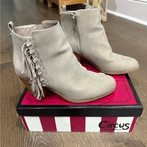 Circus by Sam Edelman gray suede booties with fringe size 9.5 - Picture 3 of 6